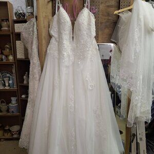 Justin Alexander #55107PS Wedding Gown (Unaltered)